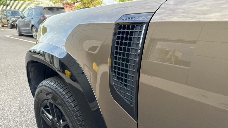 Land Rover Defender 90 Diesel 3.0 D200 Hard Top Auto